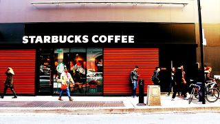 Starbucks o floristerías; si abren en tu barrio el precio de la vivienda se va a disparar 